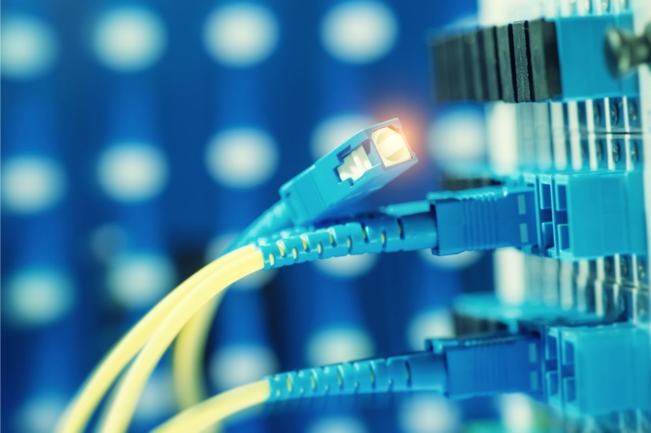 Como funciona a rede de fibra óptica e quais as vantagens?